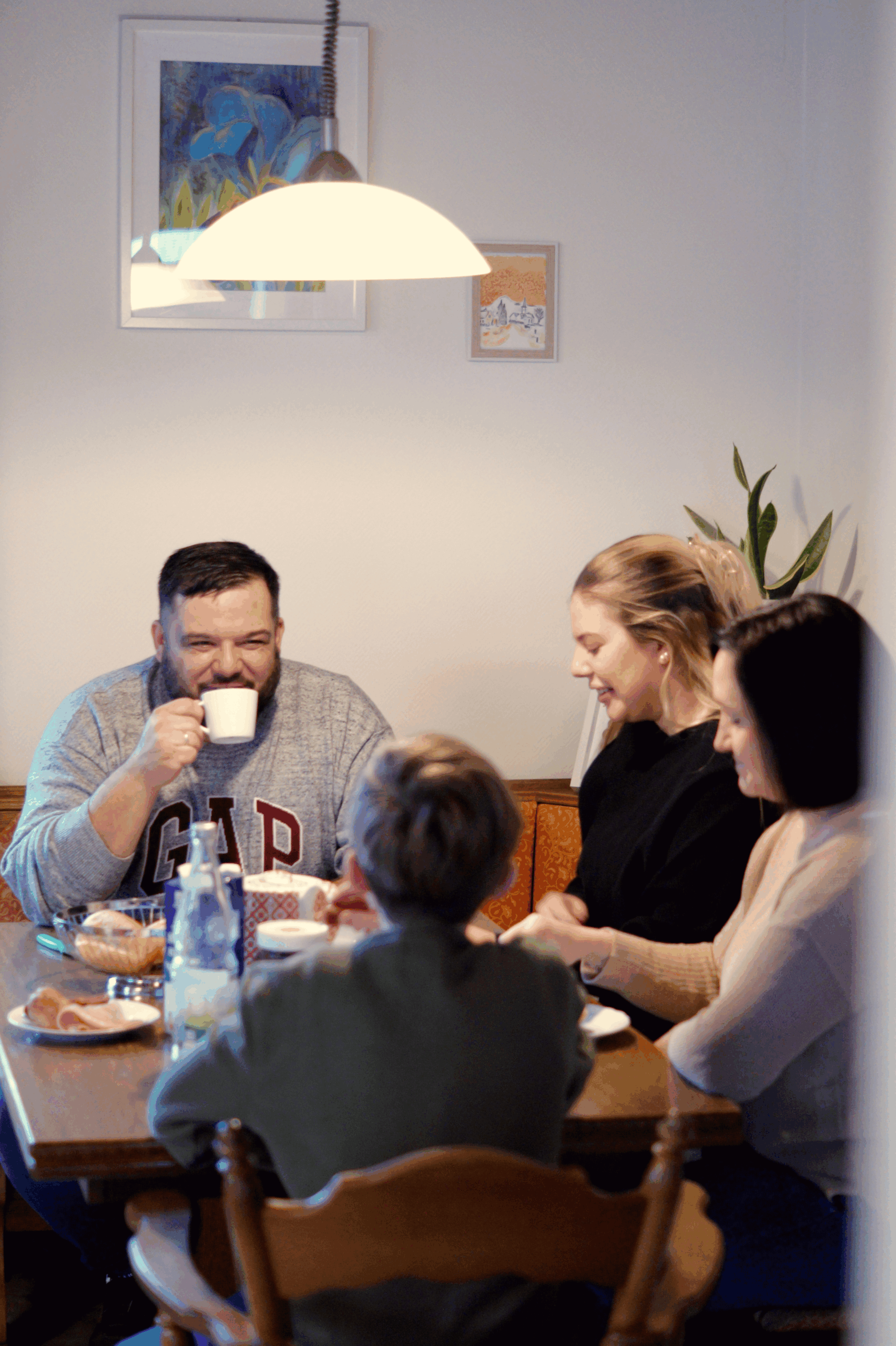 Markus mit Familie am Frühstückstisch